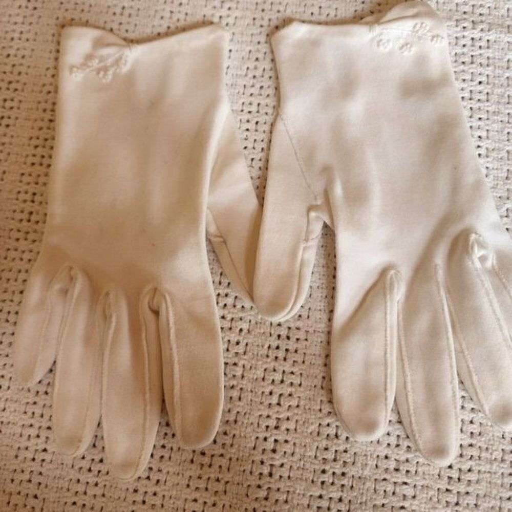 Vintage Hand Floral Embroidered Elegant Gloves
